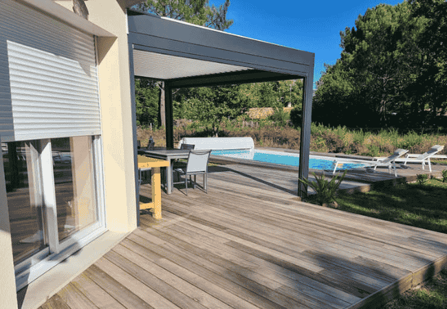 aménagement extérieur avec terrasse en bois à mimizan