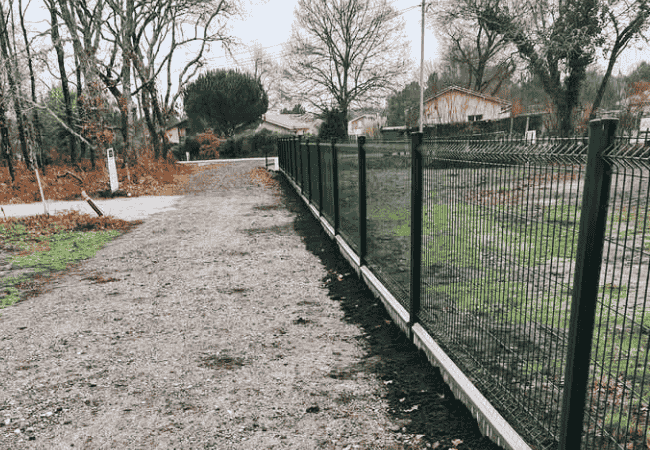 pose de clôture près d'une route à mimizan